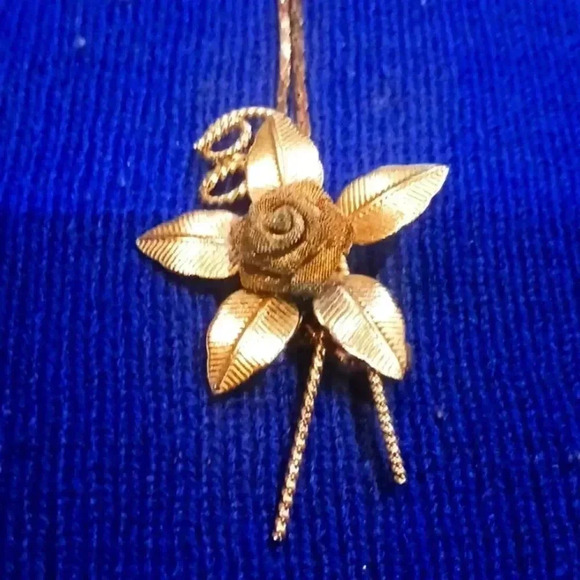 Beautiful flower charm necklace..unique  silver color..runs medium to large.. - Picture 1 of 4